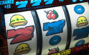 Người hâm mộ bóng đá Việt Nam xem kèo trực tiếp trên điện thoại qua v9bet